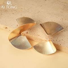 Aitong ジュエリーデザインプリーツライト高級ハイエンドイヤリング幾何学的な気質ニッチイヤリングタッセル特殊形状イヤリング