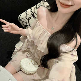 JustQin花容西赏2026新夏装一字肩短裙显瘦性感雪纺连衣裙女
