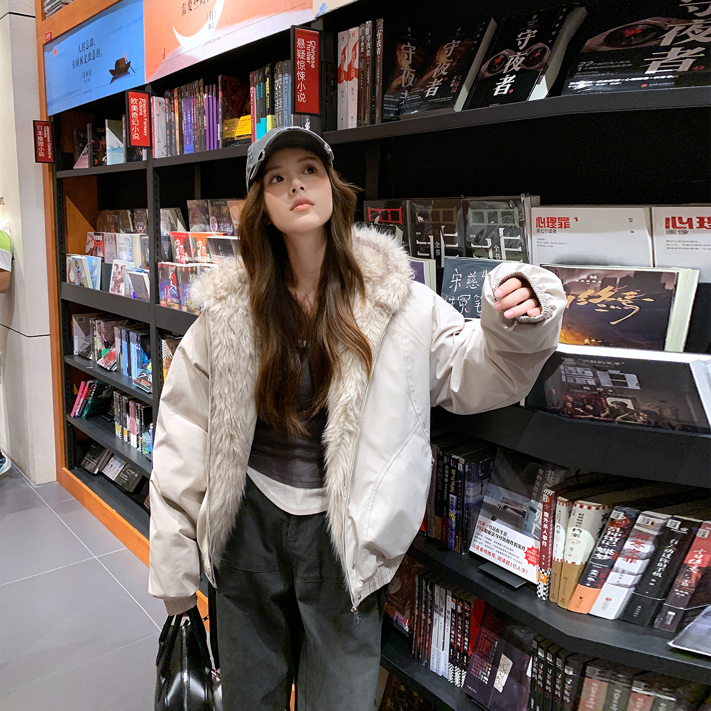 Cross-border hip-hop abrigo de cuello de lana mujer 2025 invierno pequeño engrosado algodón con capuchón diseño sensación de algodón corto