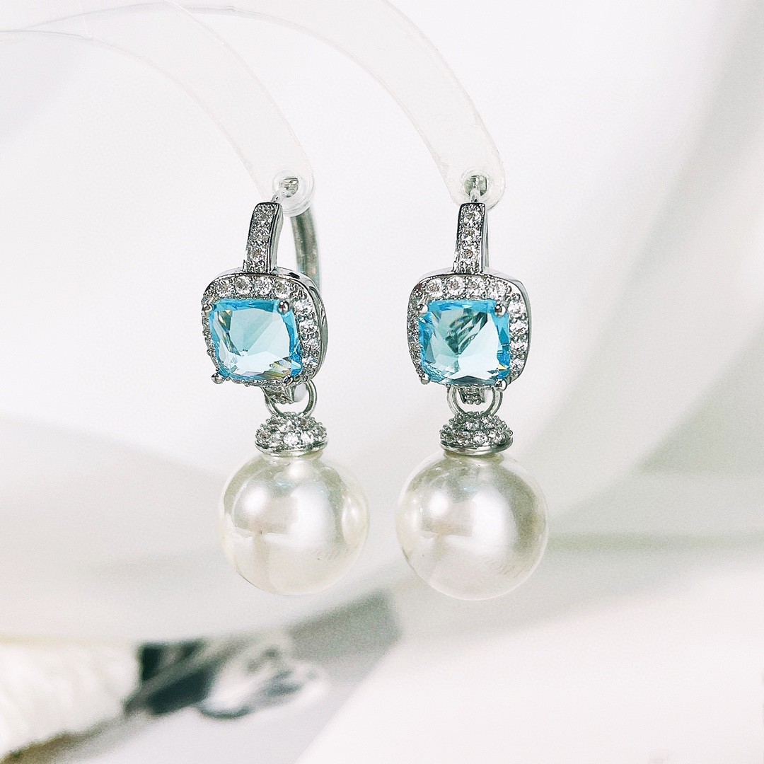 fashionable elegant earrings drop-shaped