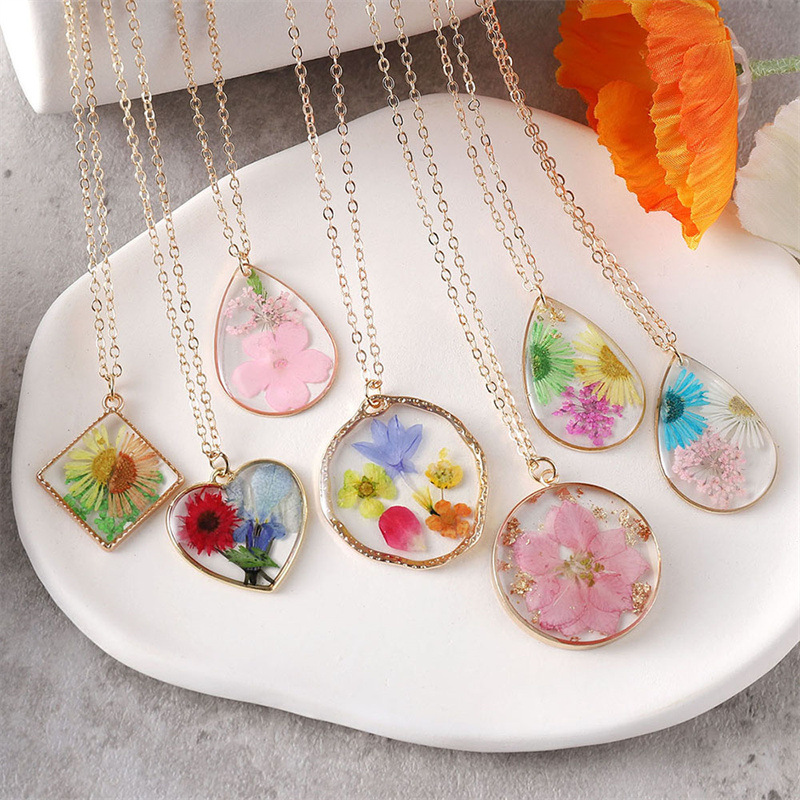 15g Weight Resin Pendant Material Pendant Necklace Classification Alloy Chain Material 1 Piece Quantity Casual Occasion Alloy, Resin Material Flower Pattern Unisex Gender Plating Design Pastoral, Simple Style Style Pastoral Simple Style Flower Alloy Resin Wholesale Pendant Necklace 2