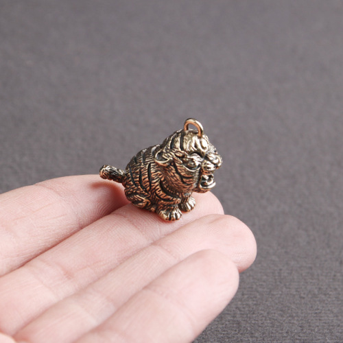 Brass old cartoon tiger keychain pendant Q version zodiac tiger figure creative pendant small copper wholesale