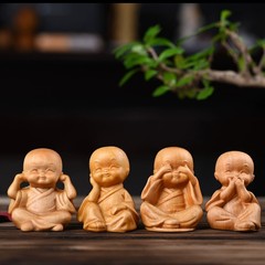 クスノキの木彫りの四人の小さな僧侶、禅の小さな僧侶の手の装飾品、聞かない、見ない、話さない、動かない、装飾品、工芸品
