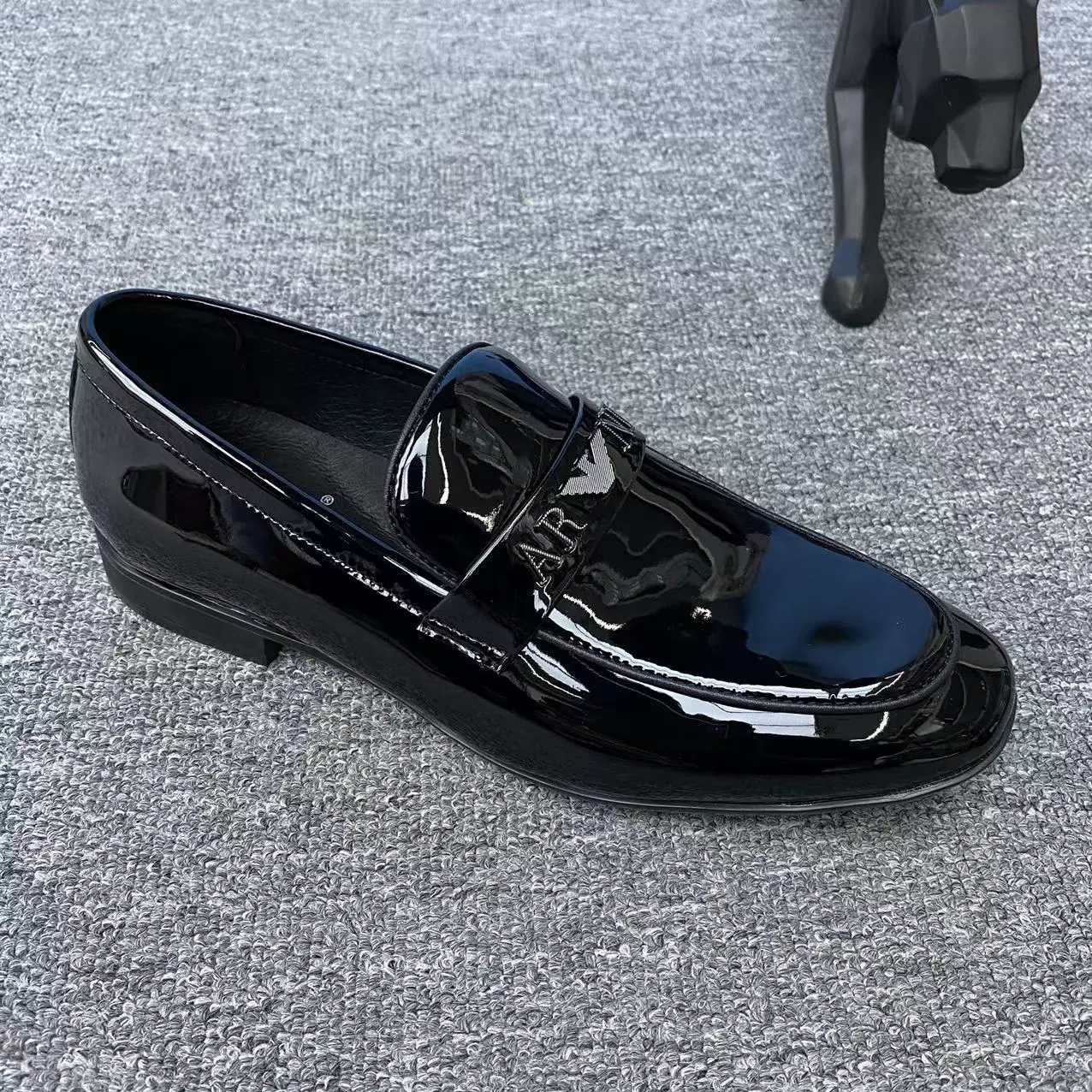 Мужские повседневные туфли из лакированной кожи, универсальные британские туфли без шнуровки, новые летние модные блестящие кожаные туфли