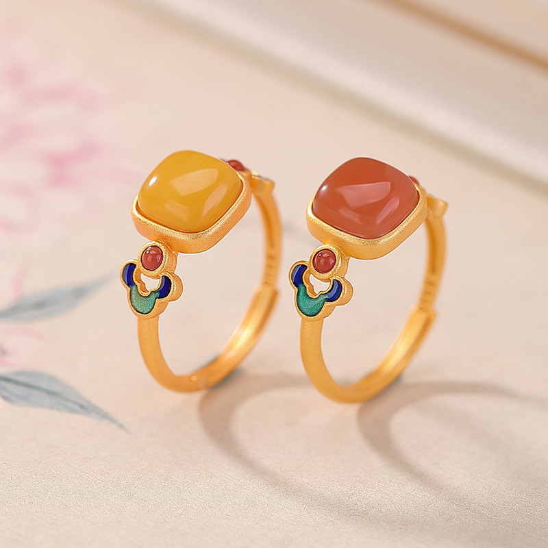 Chất liệu Bạc S925 mạ vàng, đá mã não đỏ, hổ phách, men lam (cloisonné)