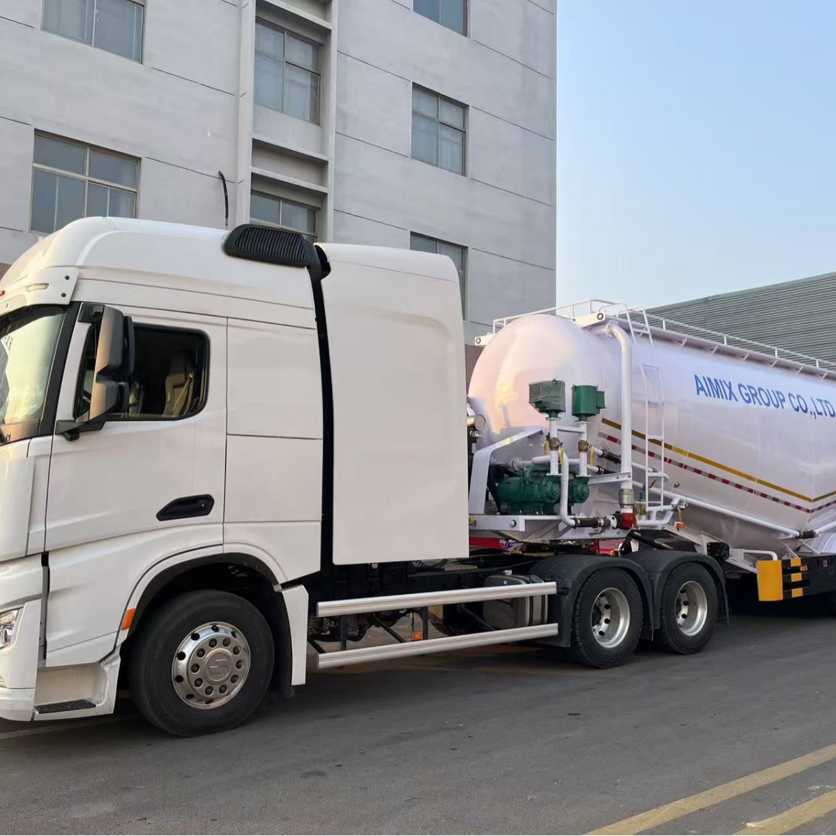 Sales of 55 Cubic Bulk Cement Tank Dry Mixed Mortar Tank Hanging Powder Tank Truck Export Export Cement Tank Truck Cross-Border