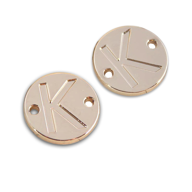 压铸锌合金服装商标logo帽子铭牌电镀金色围巾手缝线打孔五金标牌