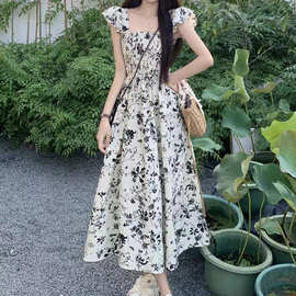 法式复古方领小飞袖连衣裙女夏季新款收腰显瘦气质高级感森系长裙