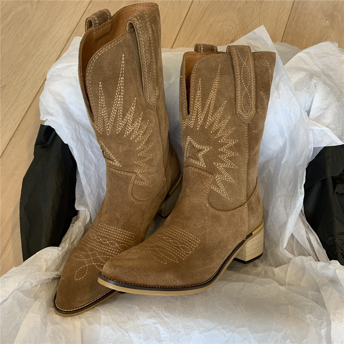 Botas de caballero de media pantorrilla con mangas bordadas, tacón grueso y punta puntiaguda de gran tamaño, nuevas_voghion.com