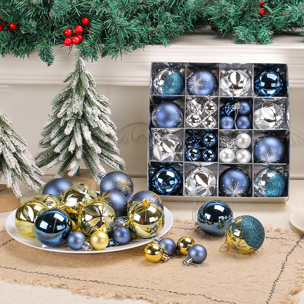 Nuevos productos galvanizados bolas de decoración de Navidad árbol de Navidad de plástico colgante bolas de Navidad pintadas colgante caja de regalo
