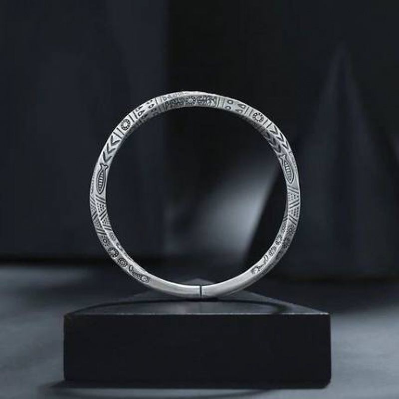 2023 Cruz-frontera de los hombres tejidos giro pulsera personalizada colección nueva europea y americana retro pulsera abierta al por mayor