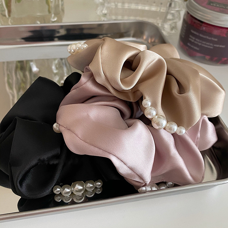Scrunchie elegante con perle per donna accessorio capelli stile_voghion.com