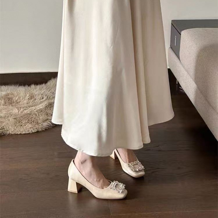 Temperamento francés de alta calidad, botón cuadrado de diamante, zapatos de mujer, 2026 zapatos de tacones altos de verano, zapatos de moda de cabeza cuadrada.