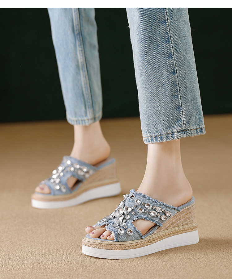 Dép sandal nữ quai ngang đế xuồng cao gót 9 cm, chất liệu denim phối đá đính và đế cói — Cao bồi xanh chi tiết 5