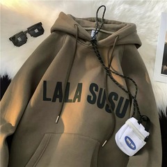 ファッションブランドのカジュアルな帽子とベルベットのセーターがゆったりしています。