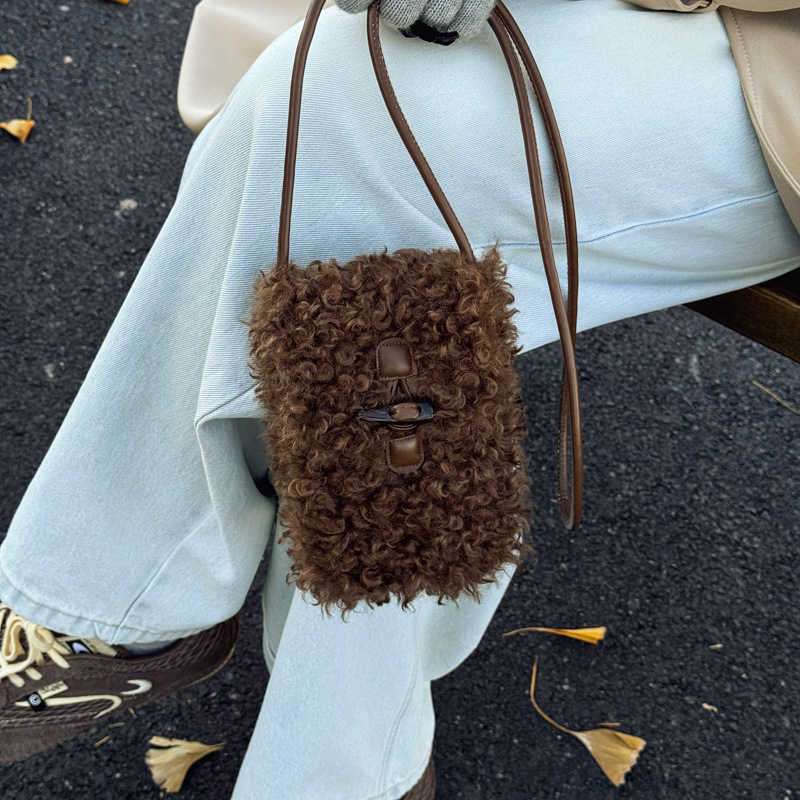 Korean-style retro fluffy women's bag, new autumn and winter single-shoulder crossbody bag, exquisite furry bag, mobile phone bag, plush bag Korean-style retro fluffy women's bag, new autumn and winter single-shoulder crossbody bag, exquisite furry bag, mobile phone bag, plush bag