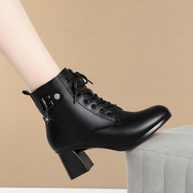 Fábrica al por mayor 2024 nuevas botas Martin de tacón medio zapatos de cuero forrados de lana de invierno de las mujeres botas cortas de cuero suave zapatos de madre transfronteriza