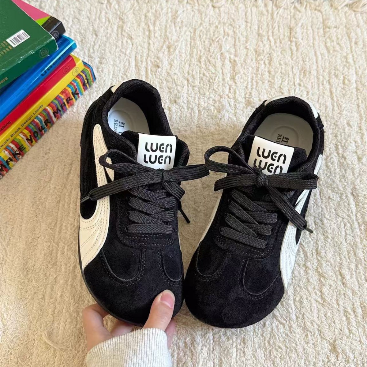 Hong Kong estilo retro negro zapatos de entrenamiento alemán para mujeres 2025 otoño nuevo deportivo de fondo plano universal casual ligero zapatos blancos para mujeres