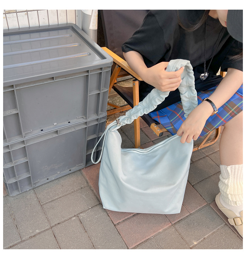 A new large-capacity women's single-shoulder bag with cross-border fashion and simplicity, a fresh and artistic crossbody bag, and a student commuting bag Item Picture