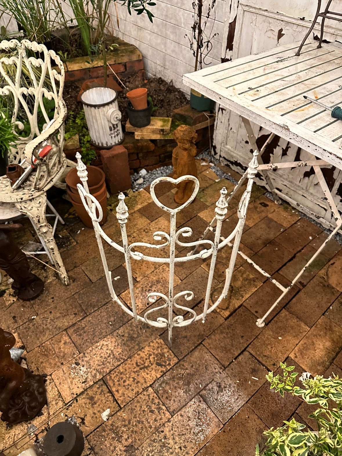 Любовь полукруглый забор железный ковер старый садовый декор