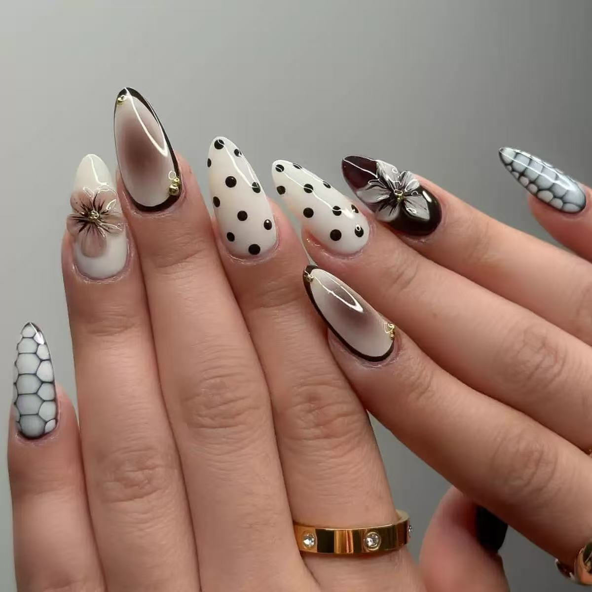 European and American French Almond Style Autumn and Winter Polka Dot Flower Manicure Fake Nails 24 Pieces Wearable Nails