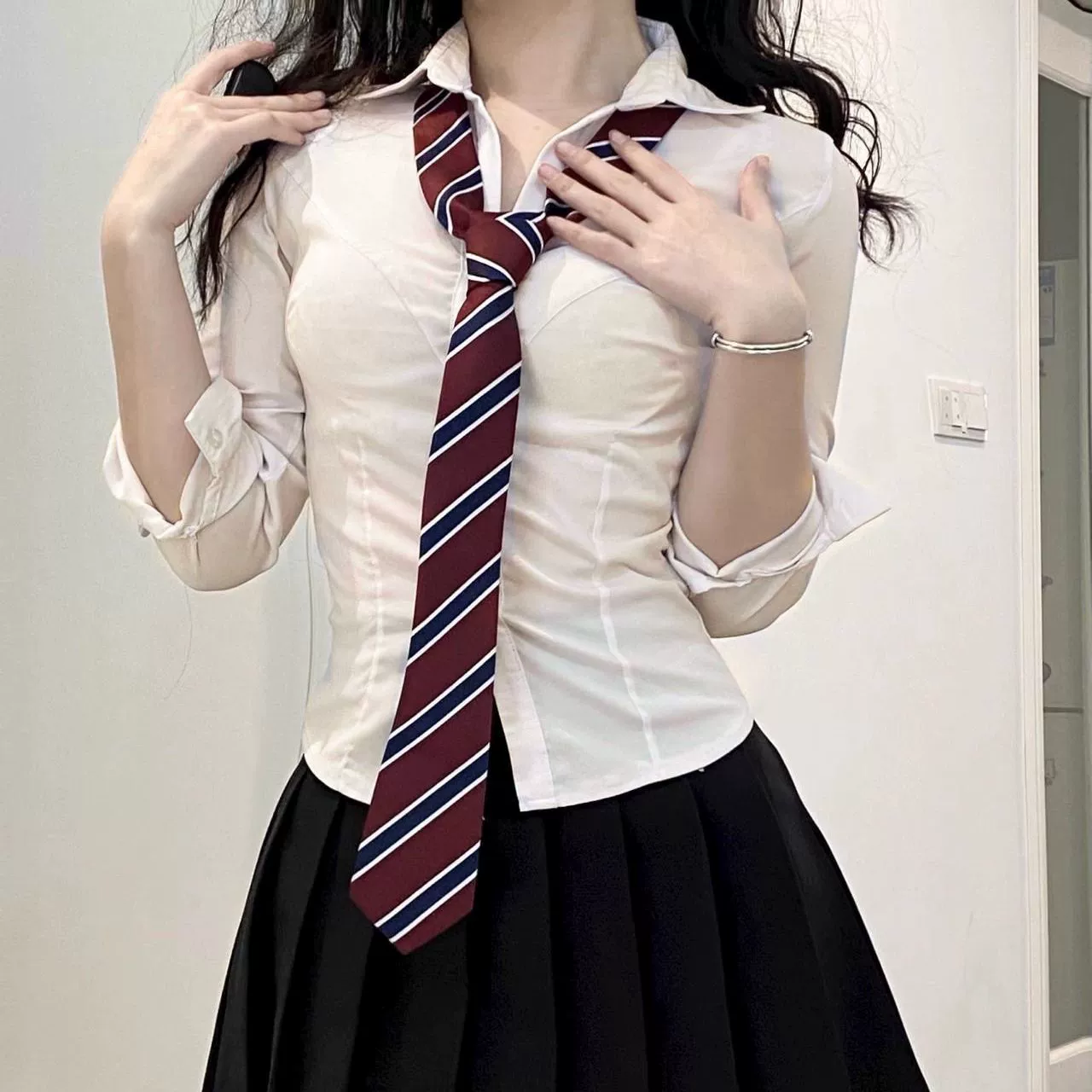 Горячая девушка хочет оригинальную форму JK