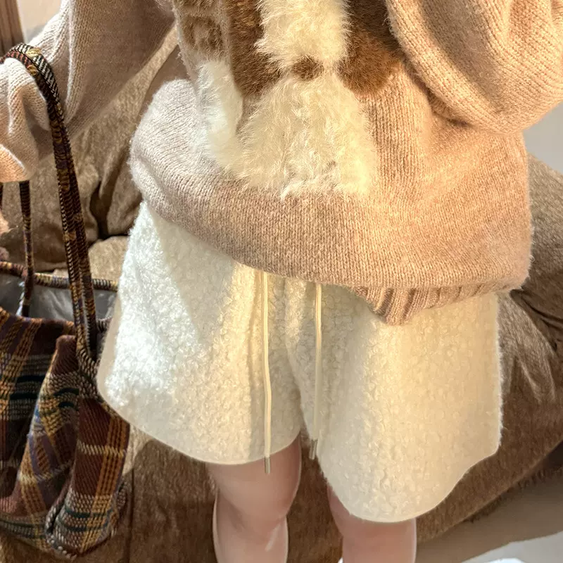 米白色羊羔绒短裤女外穿秋冬2025新款高腰a字显瘦小个子休闲裤子