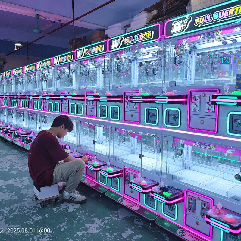 Russian and South American Four-Player Premium Vending Machine, Gift Machine, Claw Machine, Mall-Operated Snack Vending Machine, Commercial Doll Machine