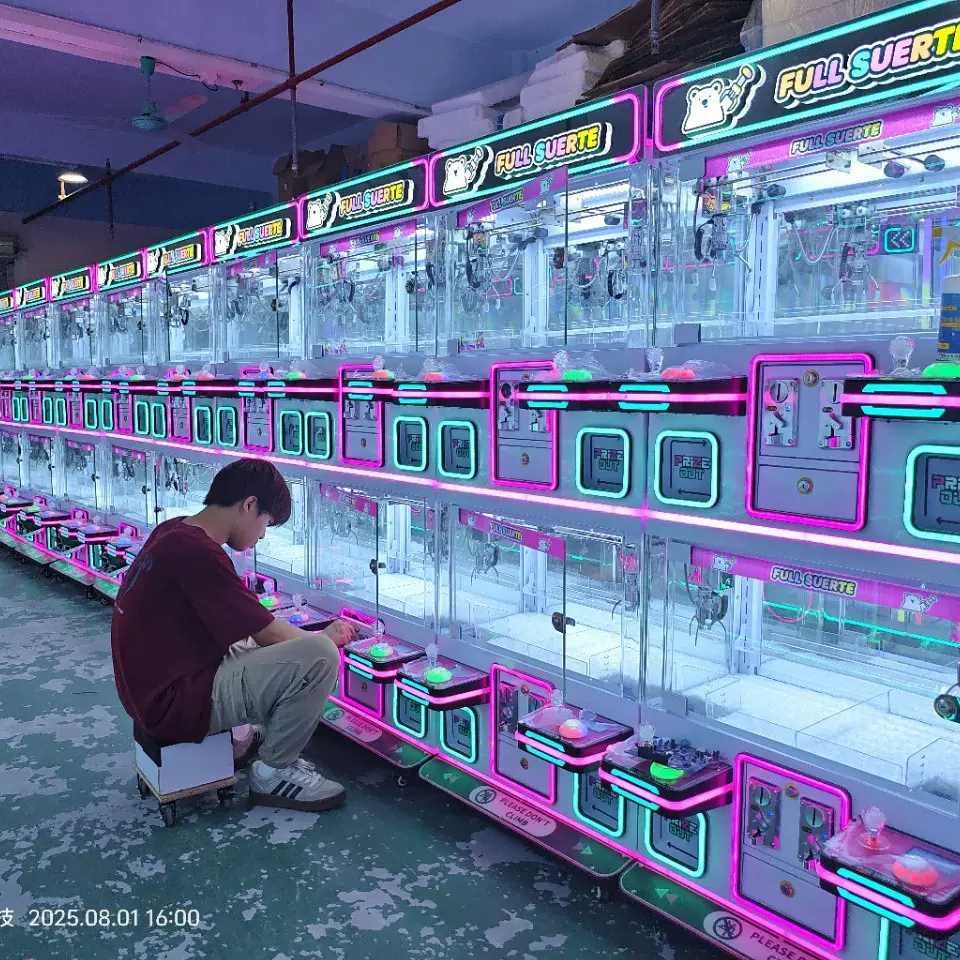 俄罗斯南美四人精品机礼品机夹公仔机商场投放抓零食机商用娃娃机