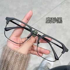 近視のメガネの男性のごろつきの格好がいいです。
