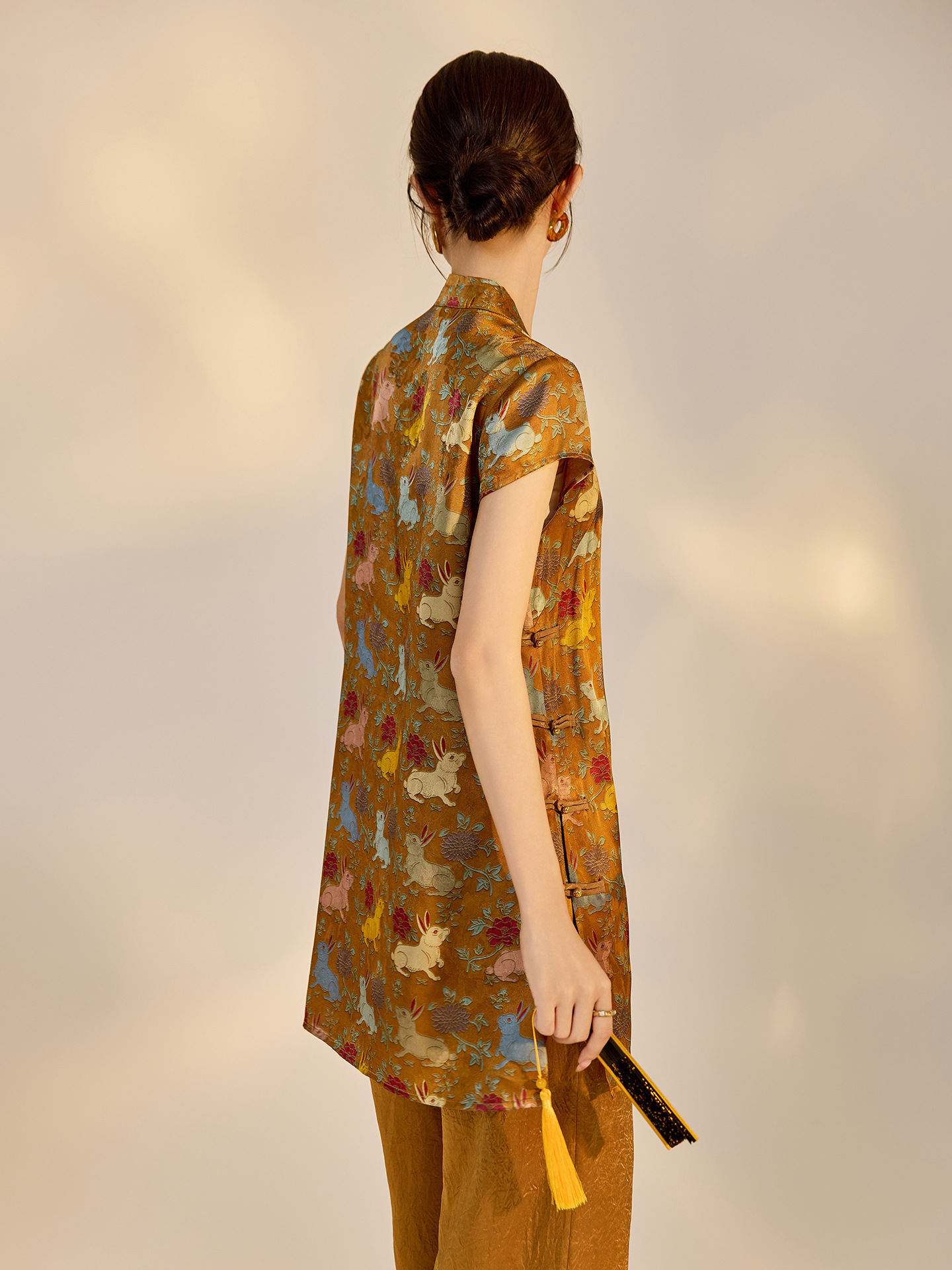 Đầm suông midi chữ A vải rayon thêu hoa cách tân cổ điển Trung Quốc — Màu đỏ san hô, Màu caramel