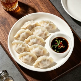 果盘、果篮;餐用托盘;碟