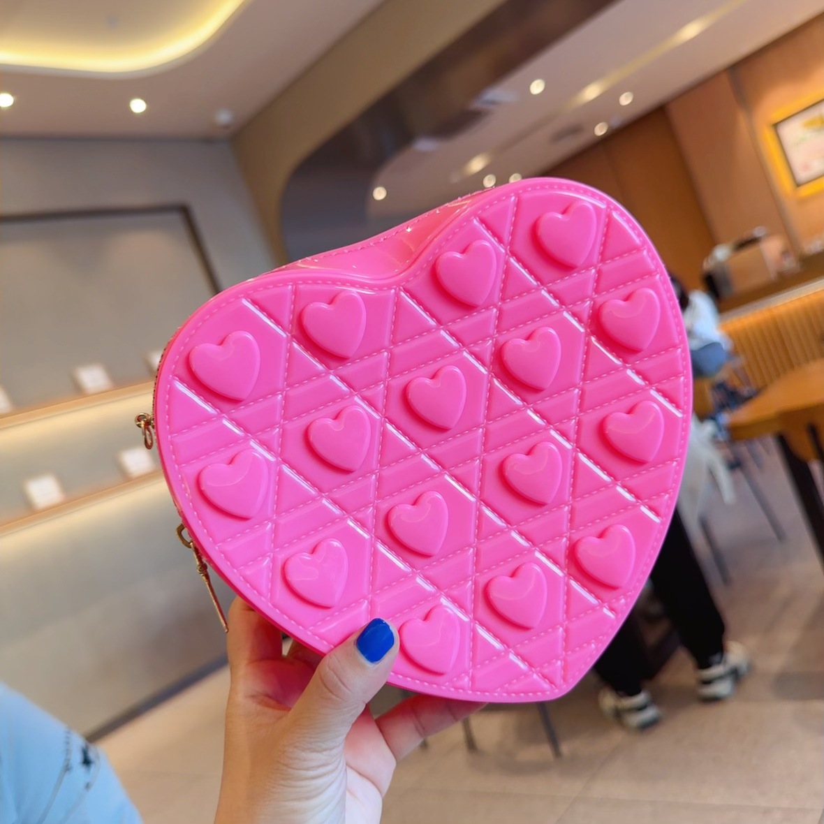 The 2025 new heart-shaped bag is a fashionable and versatile single-shoulder crossbody small bag. It's a cute jelly bag for women in summer undefined