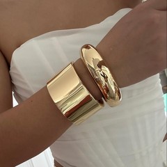 ヨーロッパとアメリカのクロスボーダー合金光沢のあるハイエンドブレスレットファッショナブルなデザインのスプリングブレスレット女性のシンプルなブレスレット