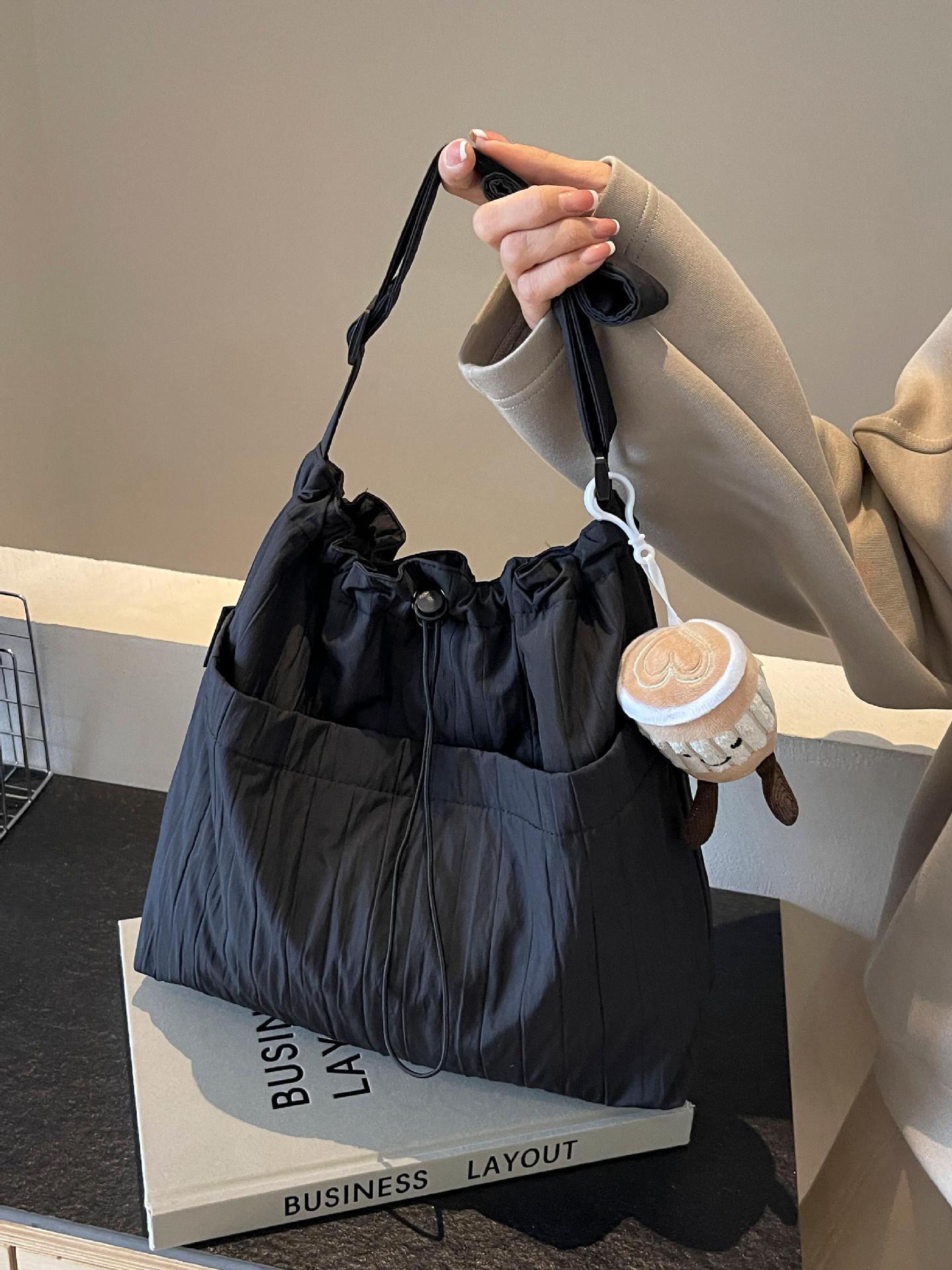Bolso de cubo de viento perezoso plisado coreano para mujer 2025 nuevo bolso de hombro de viajero de todo fósforo bolso de mensajero de moda casual