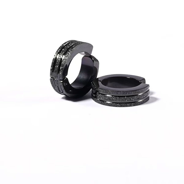 Black ear clips, no pierced ears