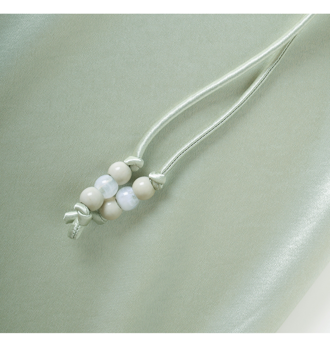 Chân váy satin thiết kế xéo gấu, chất liệu mỏng nhẹ thoáng mát — màu đen chi tiết 35