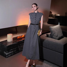 新款2025高档时尚连衣裙宽松女性潮流黑白竖条纹立领无袖连衣裙