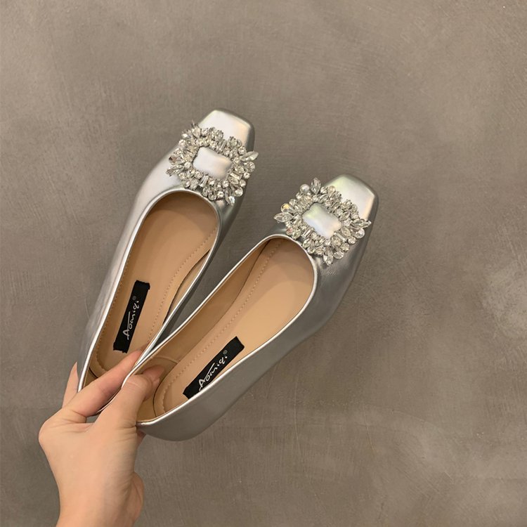 Zapatos de diamantes de imitación de punta cuadrada de alta gama plateados planos para mujer 2025 nuevos zapatos de guisantes con hebilla cuadrada de cercanías negros de primavera