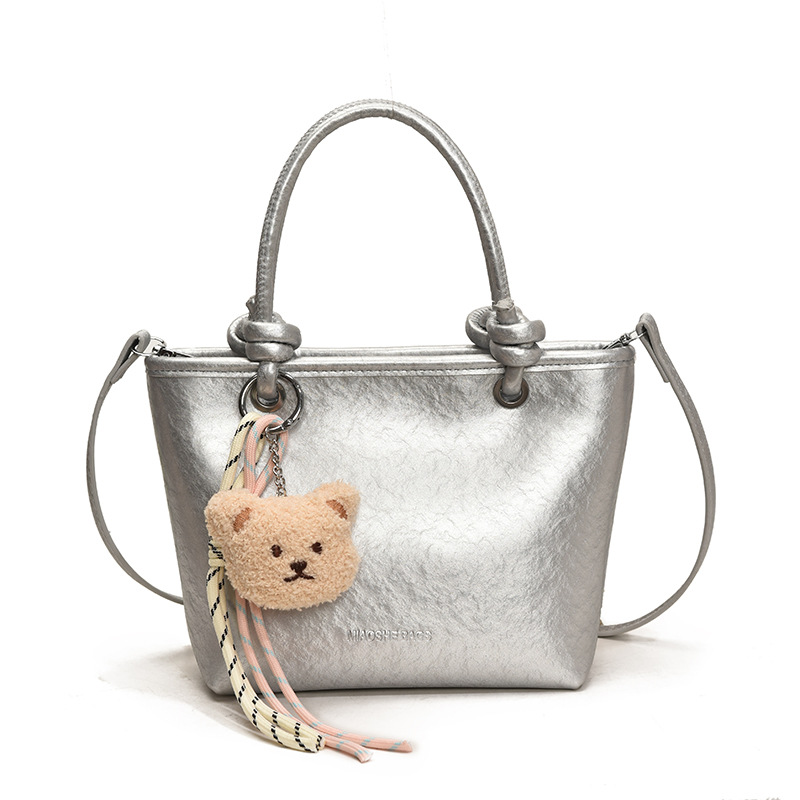 Este año, la popularidad de la bolsa de cubo de mano de la mujer 2025 nueva moda de la bolsa de hombro universal de alta calidad sensación de mochila