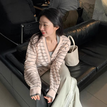 现 /2026春季新款韩国东大门慵懒质感V领系扣条纹长袖针织衫开衫