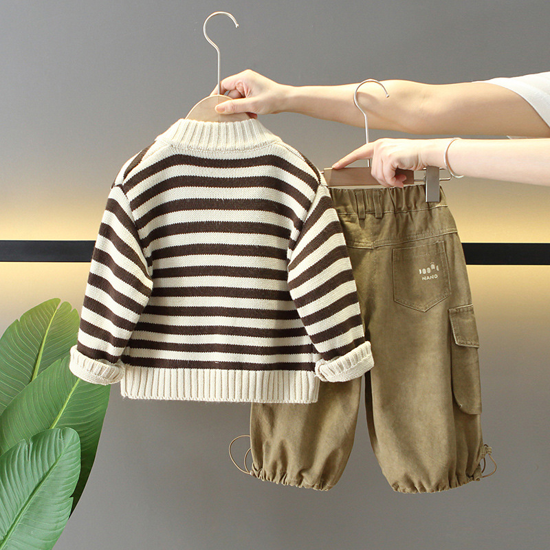 6148 traje de otoño para niños 2025 nuevo abrigo de suéter a rayas para niños fresco y guapo, traje de tres piezas de primavera y otoño para bebés