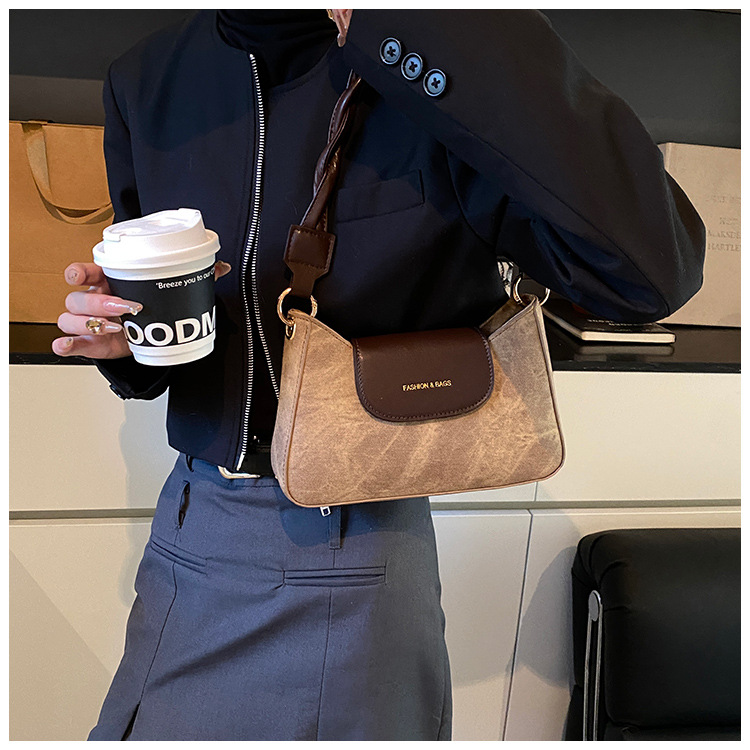 This year, new fashionable and trendy women's bags, casual crossbody underarm bags, commuting single-shoulder women's bags, and small square bags are in vogue undefined