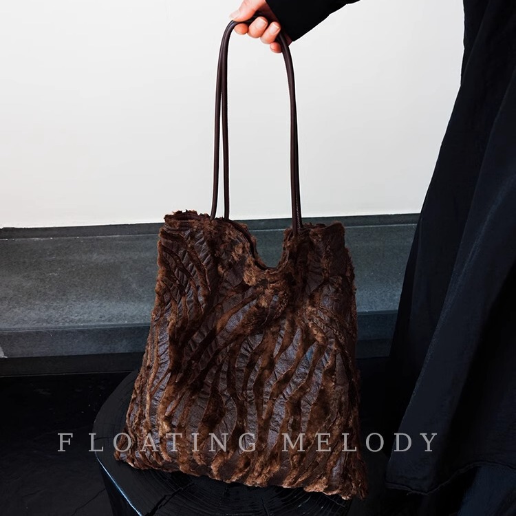 Niche design high-grade deep coffee animal print fur big tote bag FloatingMelody floating yuesheng original Niche design high-grade deep coffee animal print fur big tote bag FloatingMelody floating yuesheng original