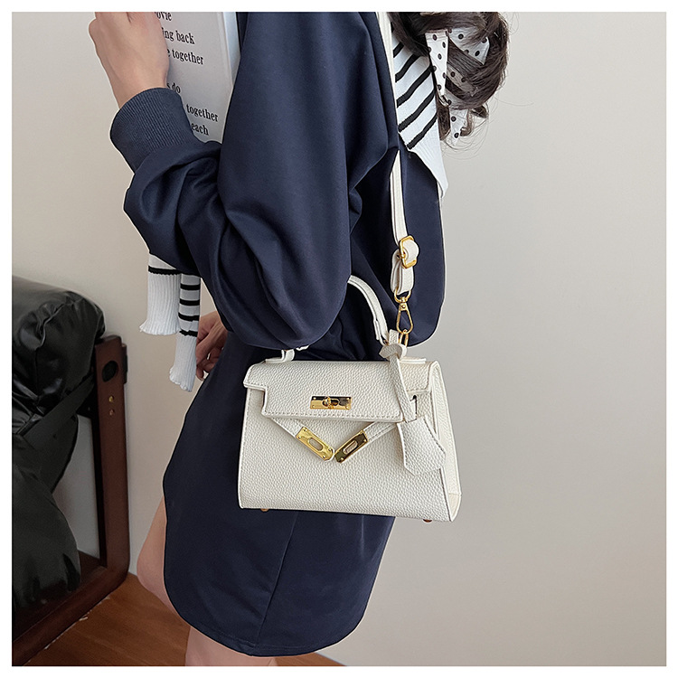 This year, a new women's casual summer single-shoulder crossbody bag with a niche design is in vogue. The hand-held small square bag is popular undefined