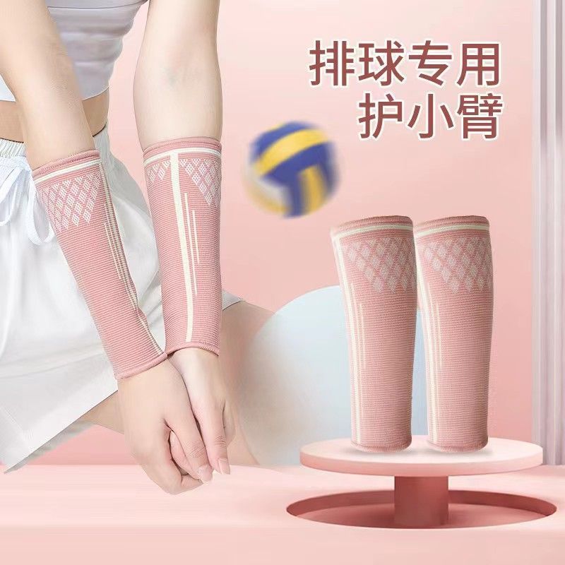 腕を保護して運動してバレーボールをします。女子の中で専用の学生の腕を保護します。|undefined
