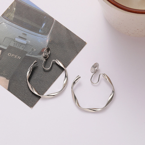 INS style internet celebrity same style simple temperament personality light curved large circle earrings French style mosquito coil ear clip earrings