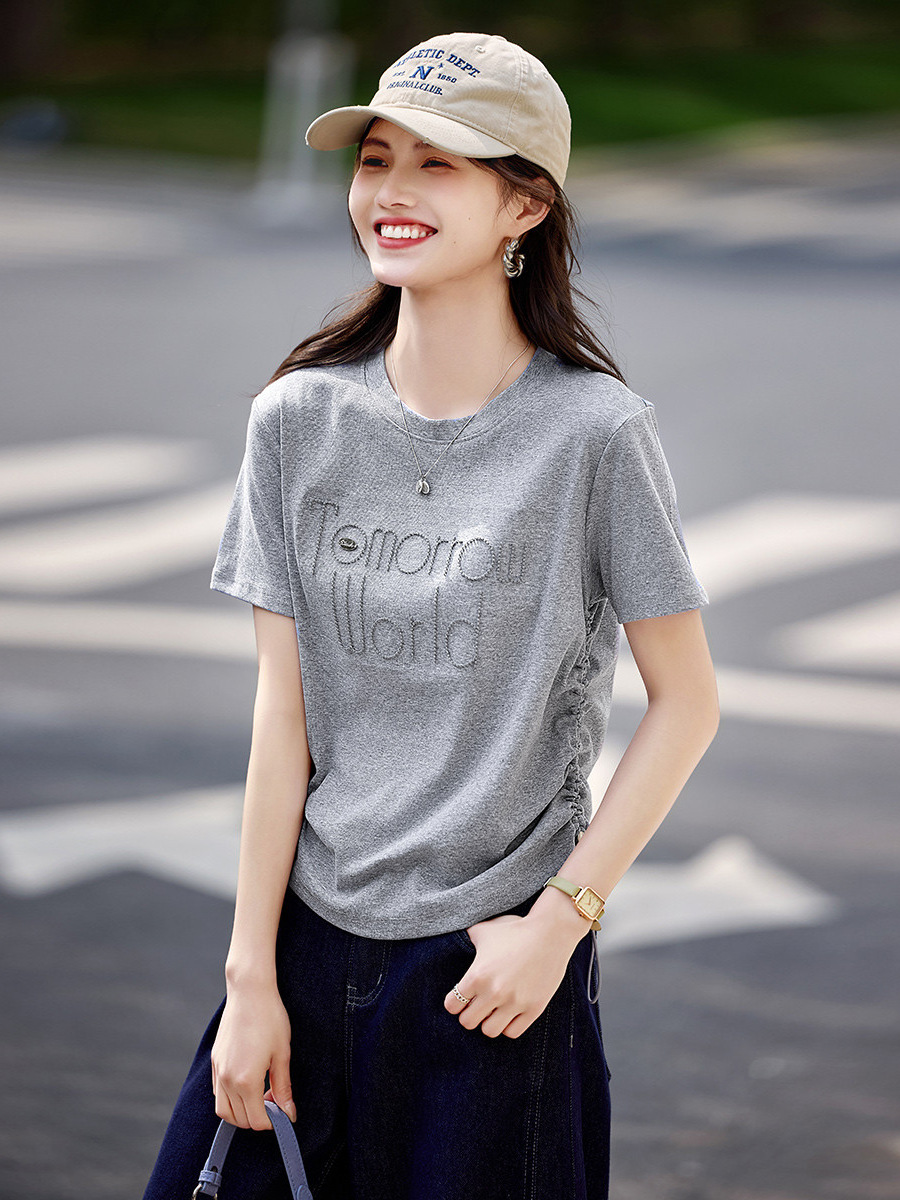 Áo thun nữ cổ tròn dây rút chữ cái lập thể — màu xám