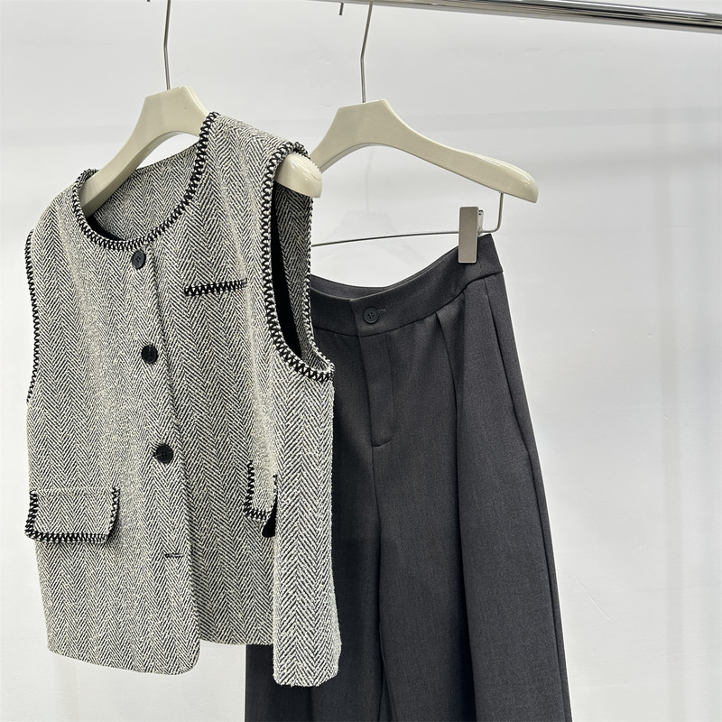 Chanel-Style Herringbone Pattern Embroidered Color-Blocked Round-Neck Vest for Women, Old Money Style, Elegant Commuter Outerwear, Spring Season