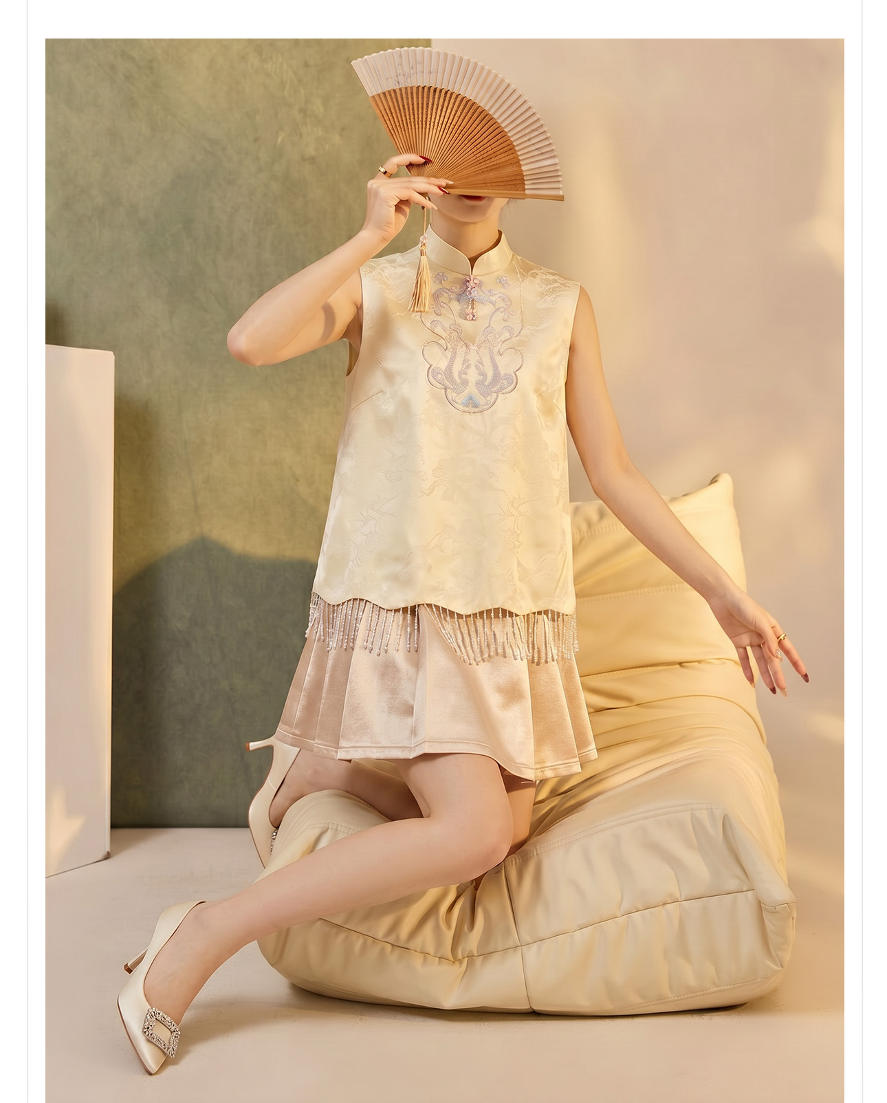 Bộ vest nữ thêu ngọc trai cổ tay đứng kết hợp váy ngắn xếp ly cao eo — Trang chủ chi tiết 5
